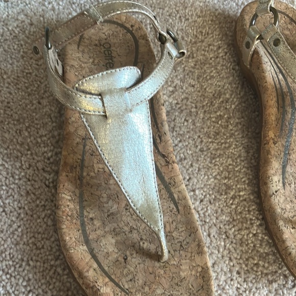 Aetrex cork footbed sandals great arch support. Metallic gold - Picture 3 of 6